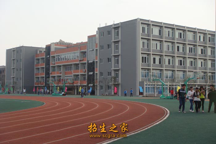 學(xué)校操場(chǎng)