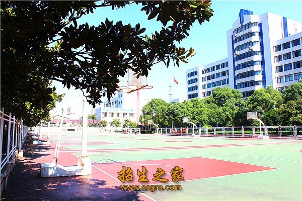 學(xué)校操場(chǎng)