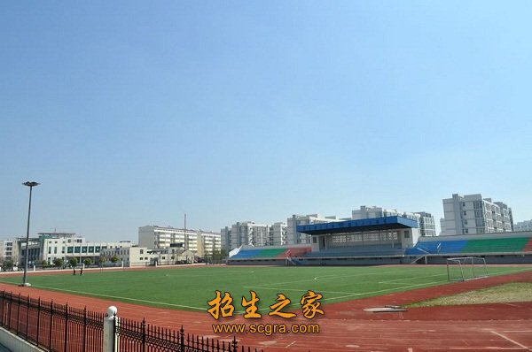 學(xué)校操場(chǎng)