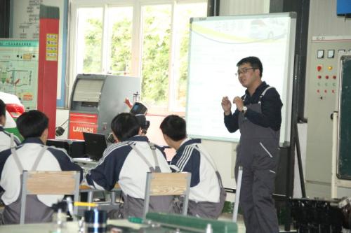 成都汽修“技能+學歷”領(lǐng)跑汽修行業(yè)