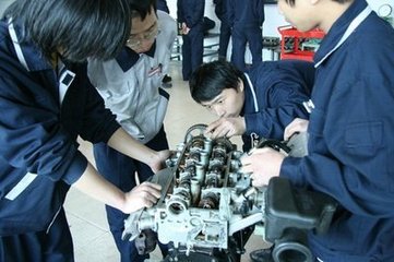 成都汽修學(xué)校中專班開設(shè)了那些專業(yè)?、