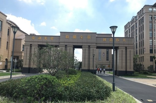 江蘇省張家港第三職業(yè)高級(jí)中學(xué)，好不好？
