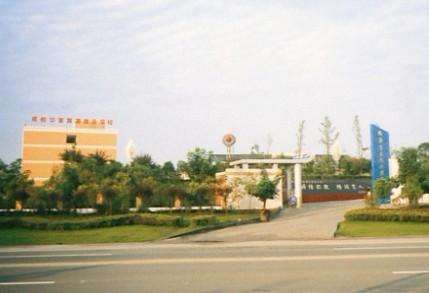 成都華夏旅游商務(wù)學(xué)校是所什么樣的學(xué)校？學(xué)校的環(huán)境好不好？