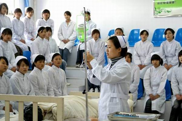 重慶衛(wèi)校護理行業(yè)前景如何