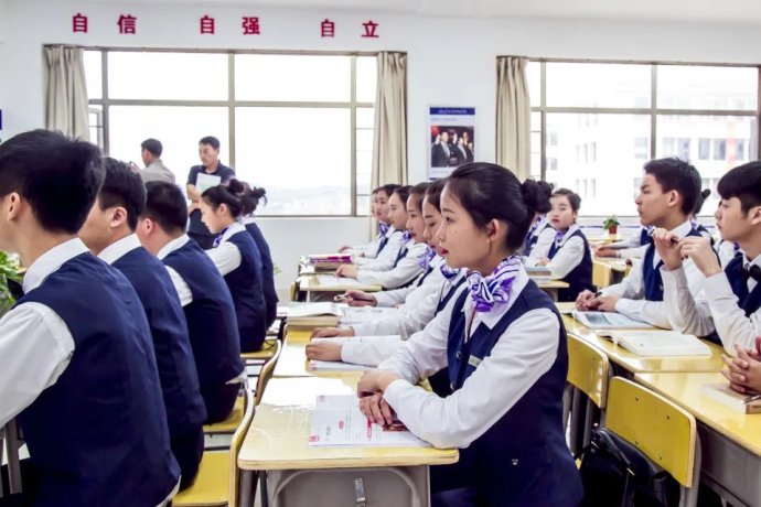 初中畢業(yè)高中畢業(yè)可不可以讀高鐵動(dòng)車乘務(wù)專業(yè)
