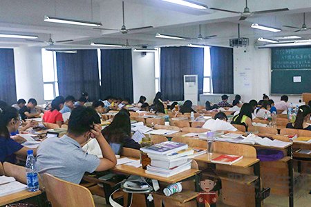 成都希望職業(yè)學校的學費貴嗎？