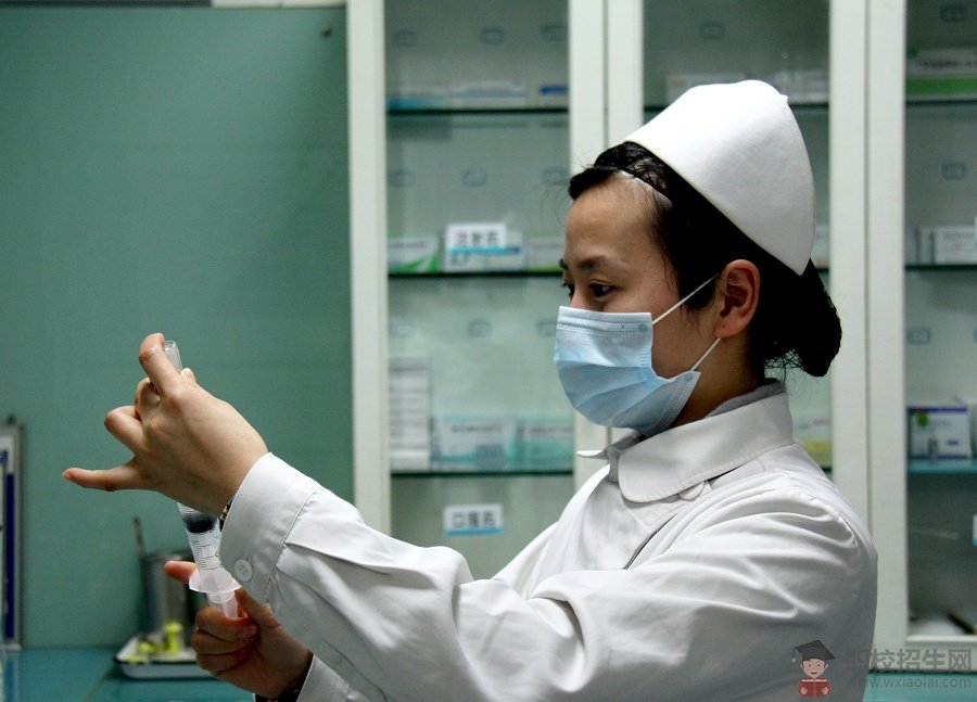 選擇就讀成都衛(wèi)生學校的護理專業(yè)難不難?