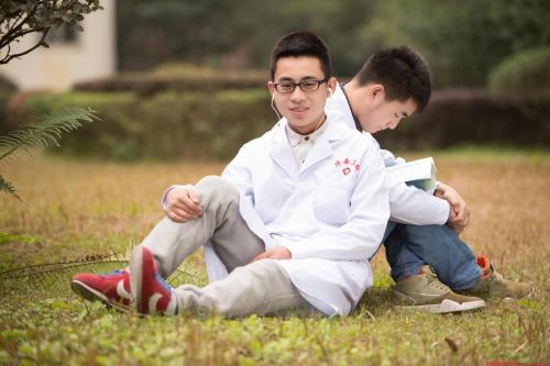 男生選擇重慶衛(wèi)生技工學(xué)校護(hù)理專業(yè)怎么樣？