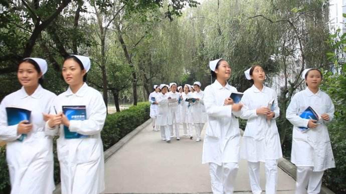 護理專業(yè)要考哪些證、護理工資高不高？